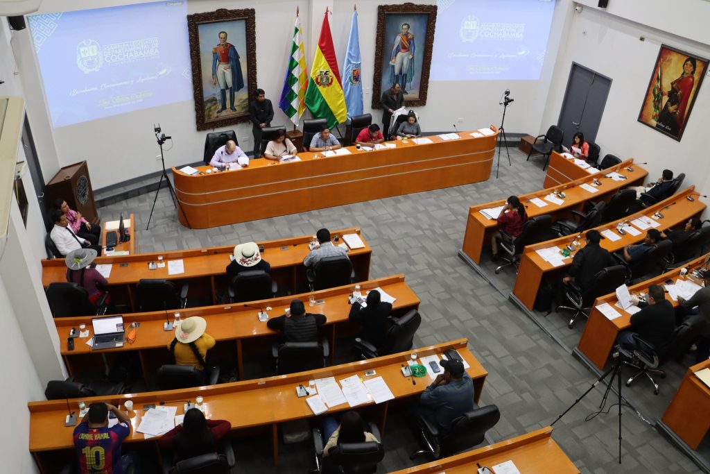 Asamblea Departamental de Cochabamba, este jueves por la tarde por más de dos tercios aprobó la convocatoria a SELECCIÓN Y DESIGNACIÓN DE VOCALES DEPARTAMENTALES. “La CONVOCATORIA PÚBLICA tiene un cronograma de 15 días después de la publicación en un medio de comunicación impreso de alcance departamental, tal como lo establece el REGLAMENTO de la cámara de diputados”.